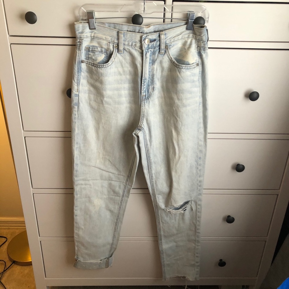 NWOT American Eagle Light wash mom jean